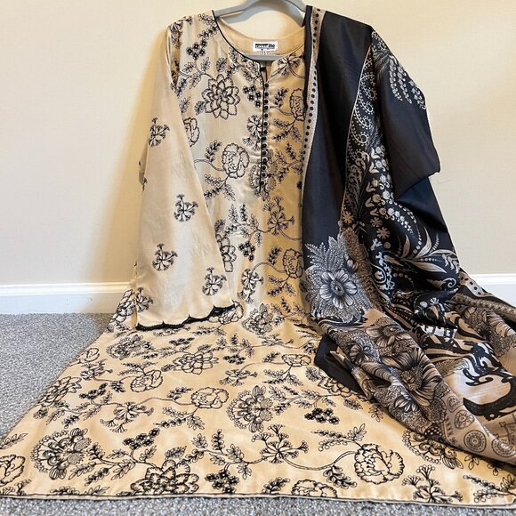 Pakistani Casualite Khamoshi Embroidered Linen Beige Black 3pc suit - Picture 4 of 9